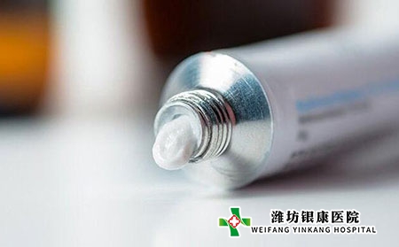 那些病容易跟牛皮癬相混淆?癥狀特點(diǎn)有哪些?