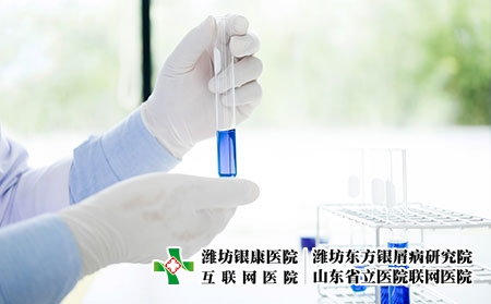 攝圖網_302025774_在實驗室工作的亞洲科學研究員持有測試管并使用化學制造進行液溶分析（企業商用）