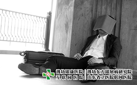 攝圖網(wǎng)_307150901_坐在戶外親近地看書精神緊張的亞洲商人破產(chǎn)了（企業(yè)商用）